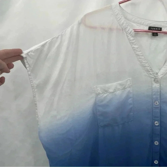 Torrid Women’s Sleeveless Blouse Top Size 3 Blue White Button Down Pocket - Picture 4 of 11